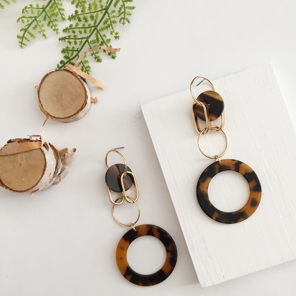 LAST 1! CHLOE RESIN LINKED DROP EARRINGS - Picture 2 of 4